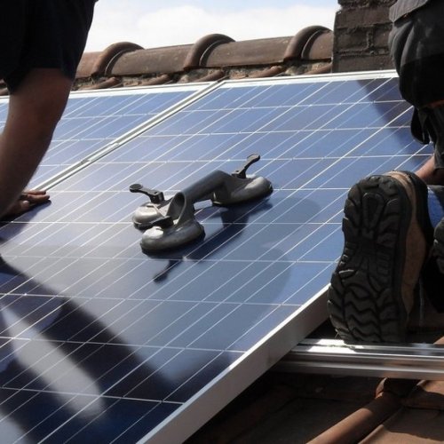 Bezpečná montáž solárních panelů na střechu: tipy a doporučení pro fotovoltaickou instalaci